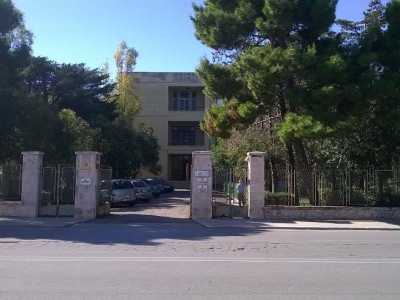 L'ingresso dell'ex Istituto, oggi sede della Polizia municipale e dell'ufficio mediazione civile e penale